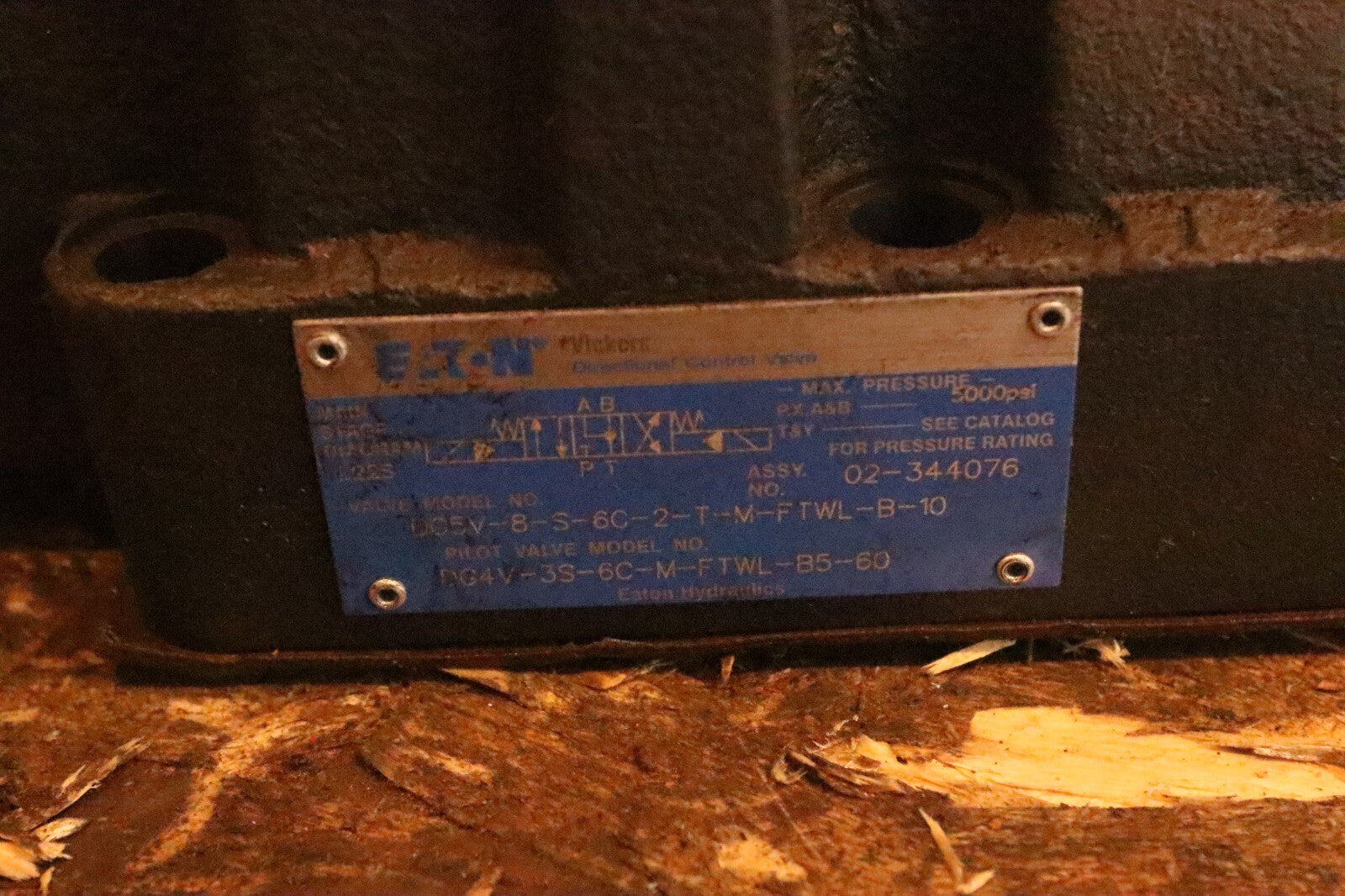 Eaton Vickers DG5V-8-S-6C-2-T-M-FTWL-B-10 Directional Control Valve