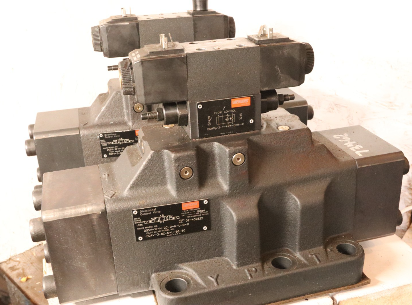 Vickers Directional Control Valve DG5V-10-H-2C-2-M-U-B-11