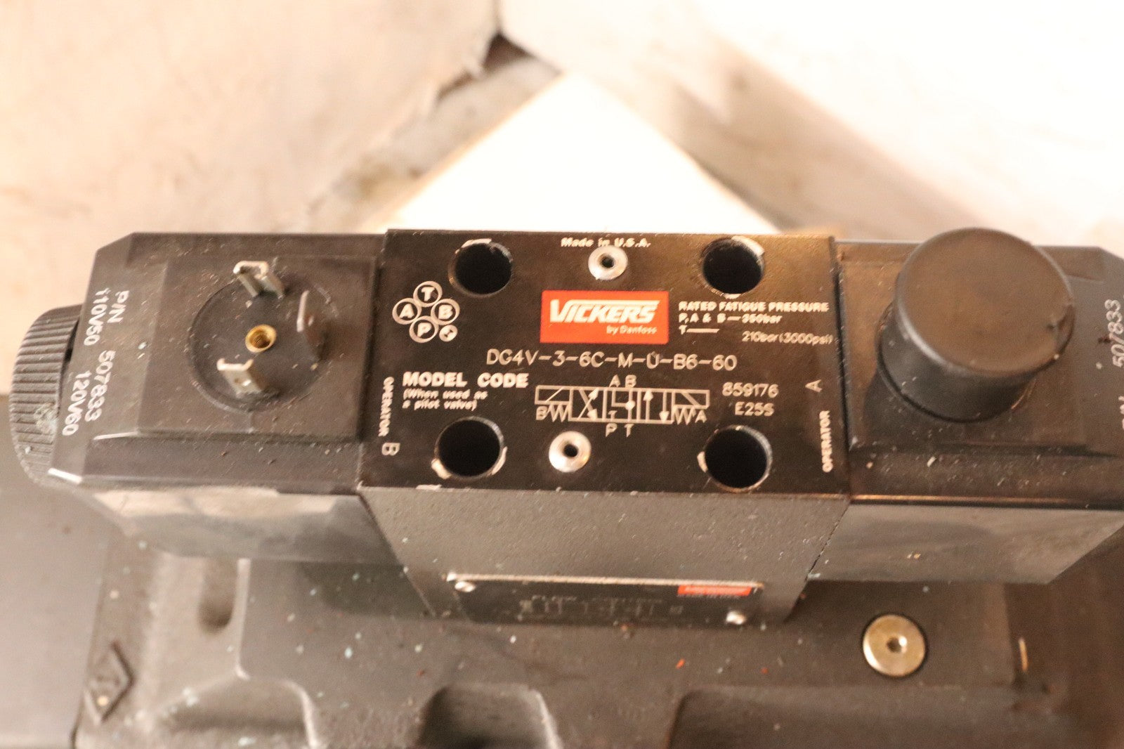 Vickers Directional Control Valve DG5V-10-H-2C-2-M-U-B-11
