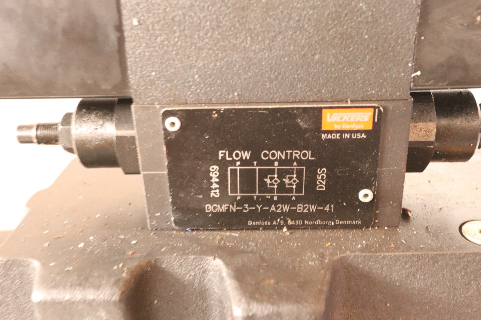 Vickers Directional Control Valve DG5V-10-H-2C-2-M-U-B-11