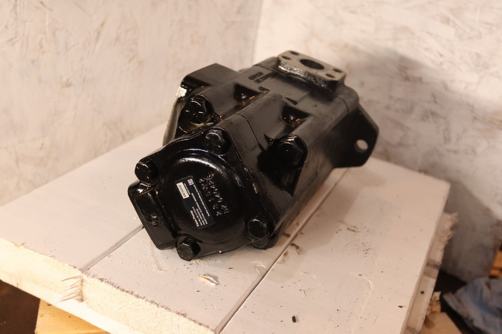 VICKERS 02-137315-V Model 3525V30A21 86DB 22R VANE PUMP – NEW