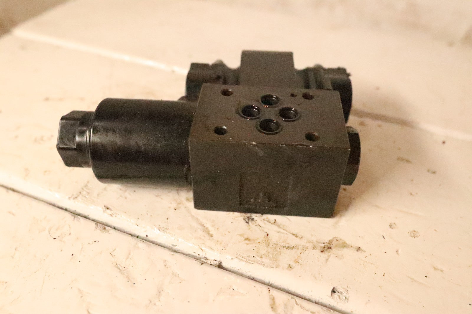 Yuken Direction valve DSG-01-2B2-D24-7007