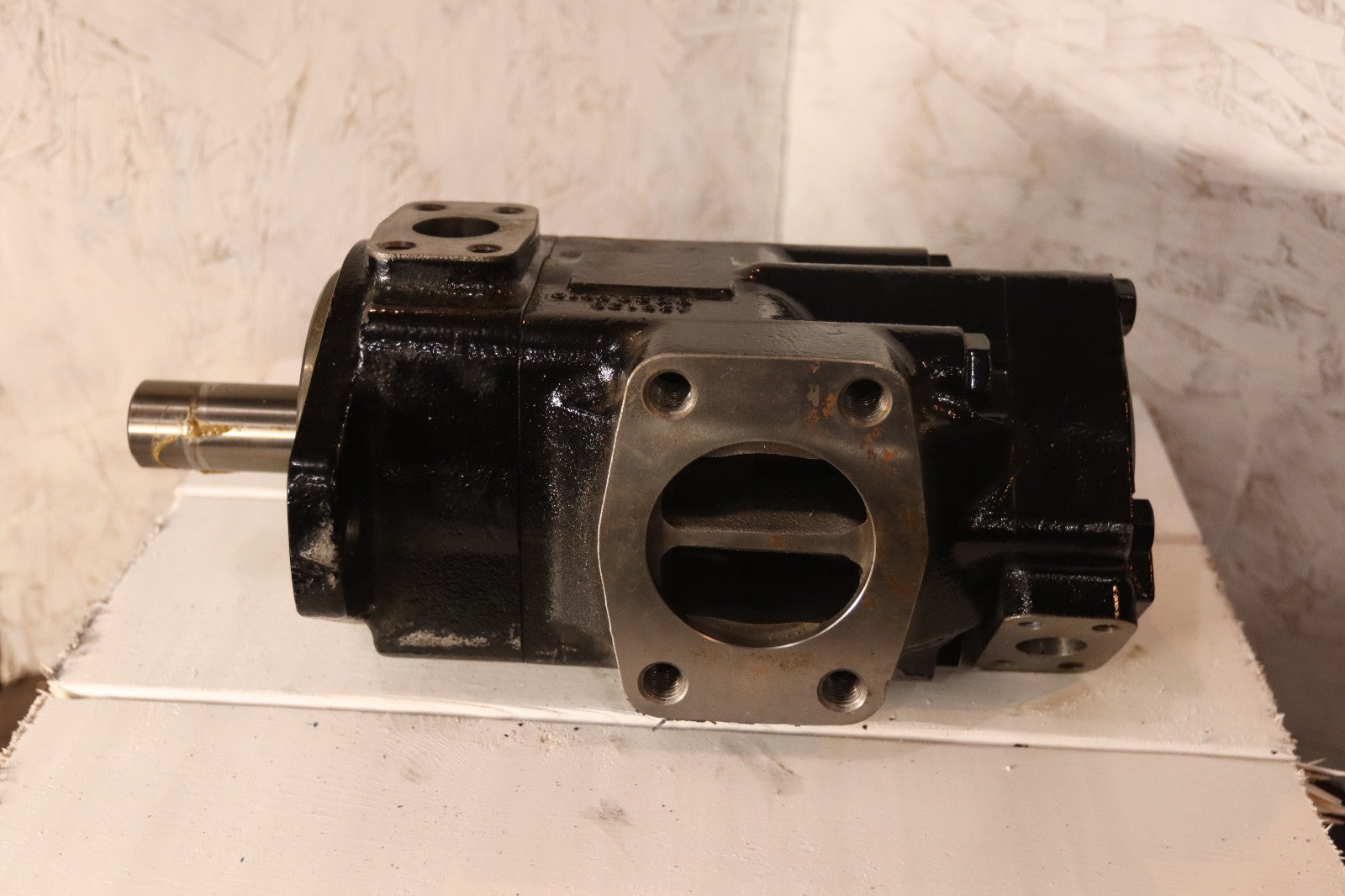 VICKERS 02-137315-V Model 3525V30A21 86DB 22R VANE PUMP – NEW