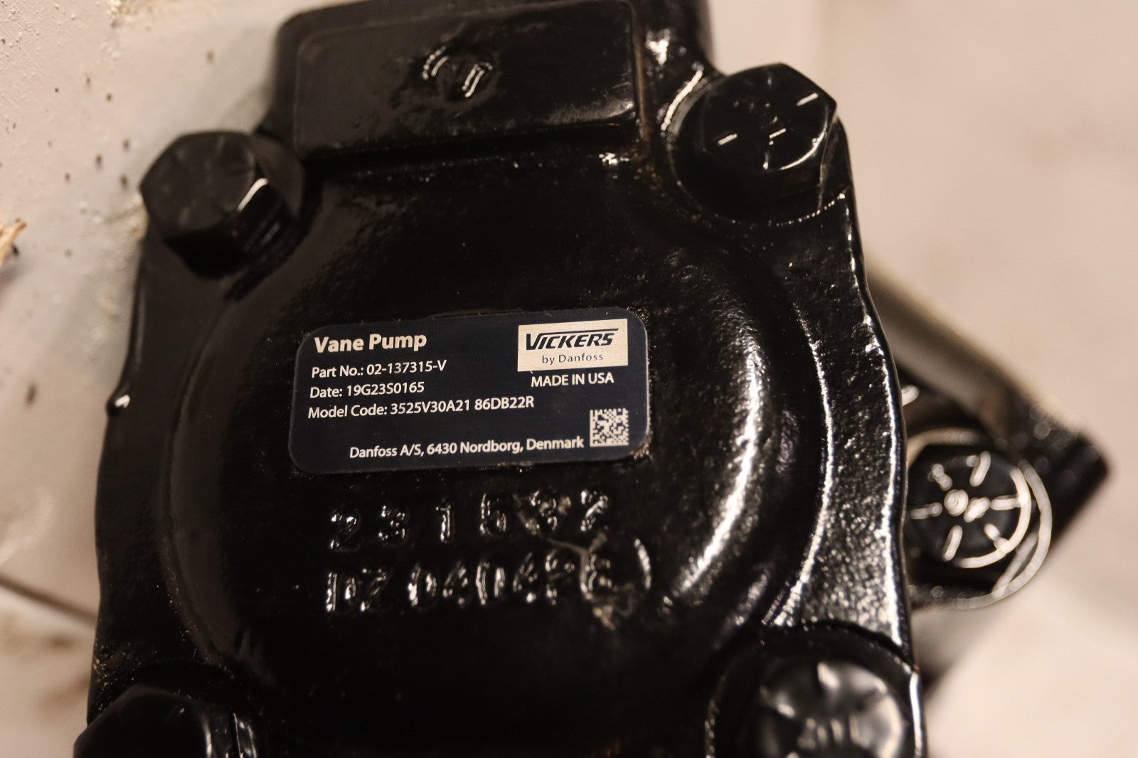 VICKERS 02-137315-V Model 3525V30A21 86DB 22R VANE PUMP – NEW